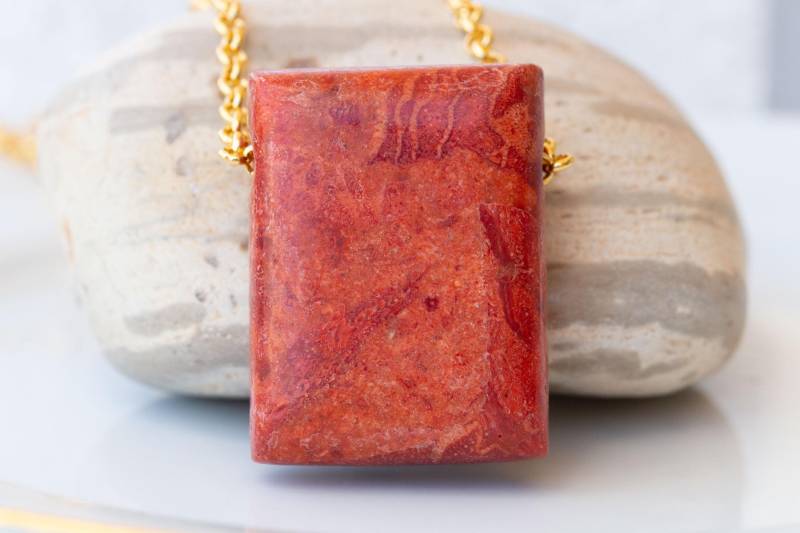 Koralle Halskette, Groß Edelstein Statement Anhänger Mit Kette, Rote Einzigartige Ooak Halskette Geschenk Für Sie, Stilvolle von rebekajewelry