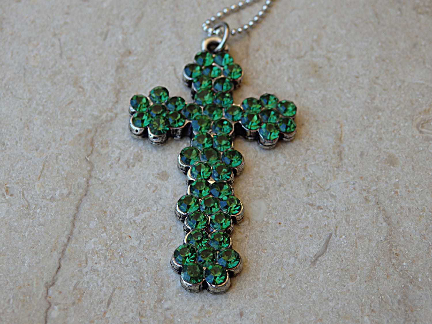 Kreuz Halskette. Anhänger. Grünes Charm Anhänger Necklace.rhinestone Halskette von rebekajewelry