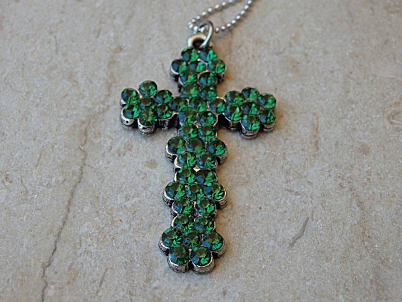 Kreuz Halskette. Anhänger. Grünes Charm Anhänger Necklace.rhinestone Halskette von rebekajewelry