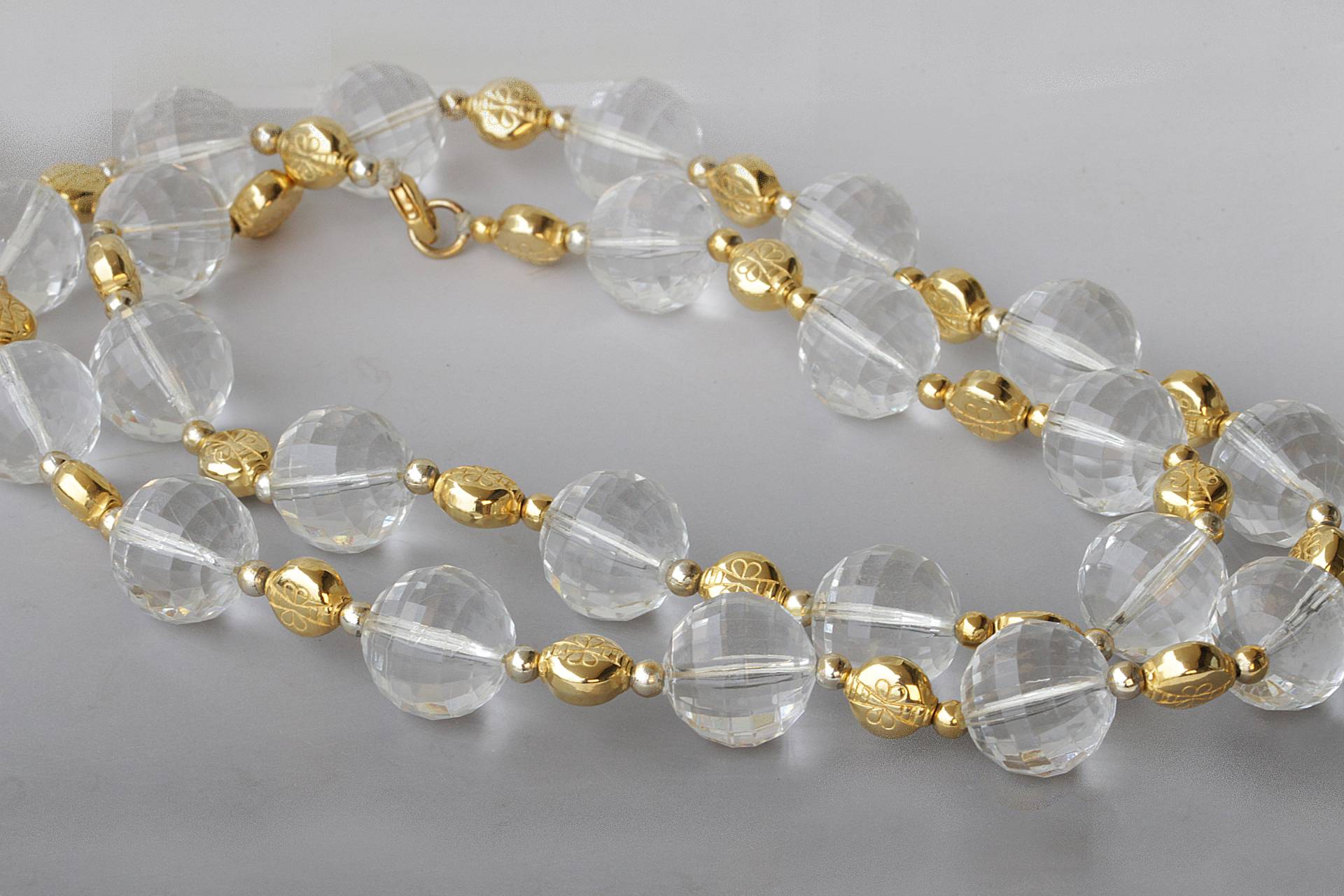 Lange Kunststoff-Halskette, Gold-Weiß-Halskette, Klobige Statement-Vintage 1980Er Jahre Halskette Für Frauen, Acrylperlen-Halskette von rebekajewelry