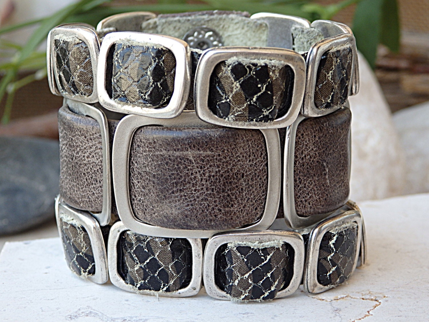 Chunky Braun Leder Manschette Armband Statement Frauen Boho Schmuck von rebekajewelry