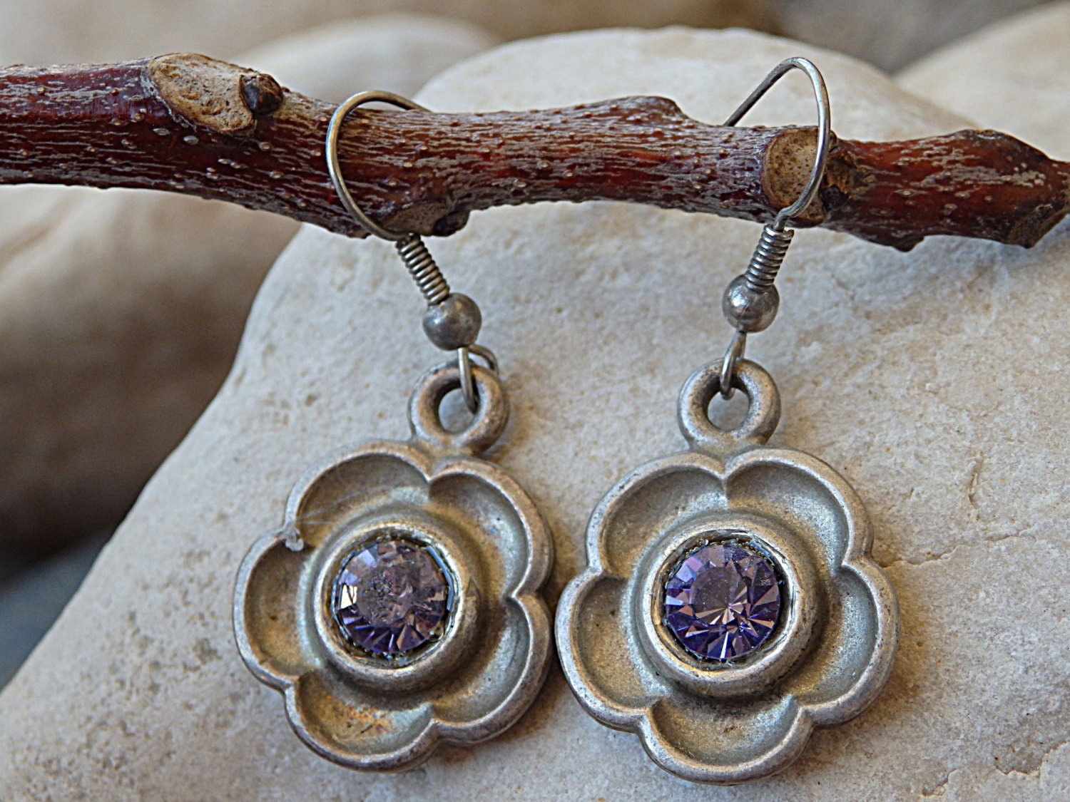 Lila Blume Tropfen Ohrringe, Baumeln Brautjungfer Schmuck Geschenk, Silber Floral Kristall Ohrringe von rebekajewelry