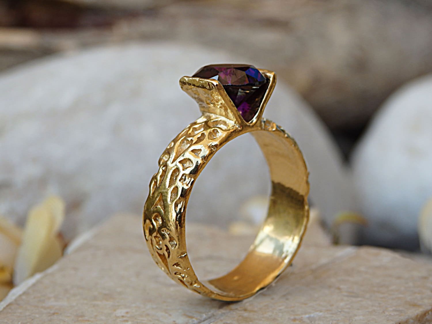 Gold Filled Lila Cz Ring Gehämmerter Solitär Ehering von rebekajewelry