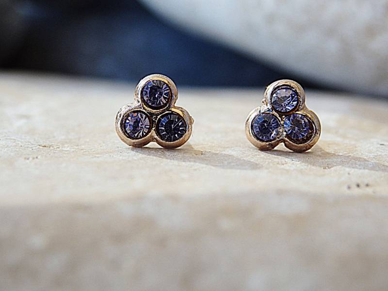 Lila Tansanit Ohrstecker, Minimalist Mädchen Ohrringe. Bat Mitzwa Geschenk. Brautjungfer Geschenk, Levander Ohrringe, Braut Ohrringe von rebekajewelry