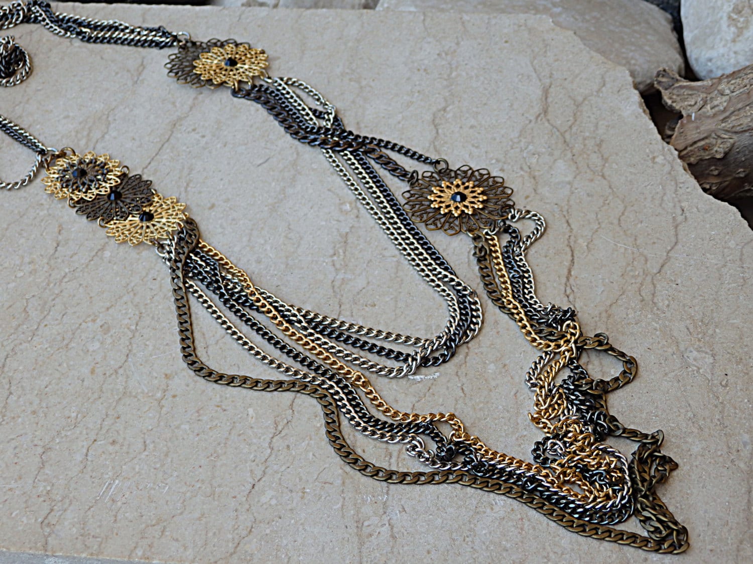 Boho Blumen Multi Chain Halskette Oxidiertes Silber & Gold von rebekajewelry