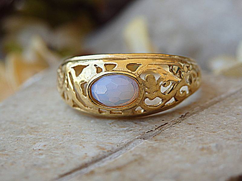Filigraner Mondstein Ring Zartes 14K Gold Filled Spitzenband von rebekajewelry