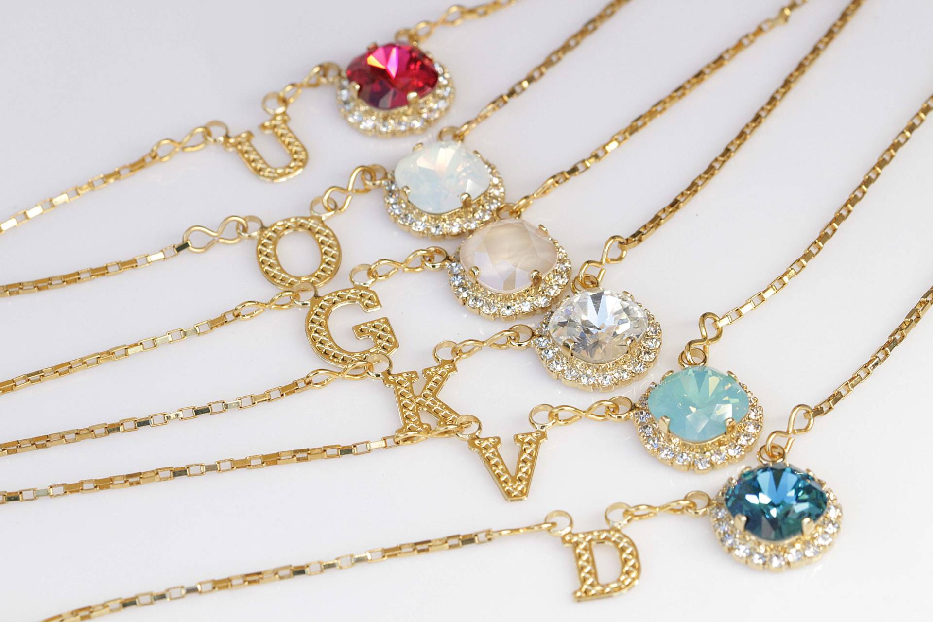 Monogramm Halskette Goldfarbener Initial Anhänger Mit Kristall Geburtsstein von rebekajewelry