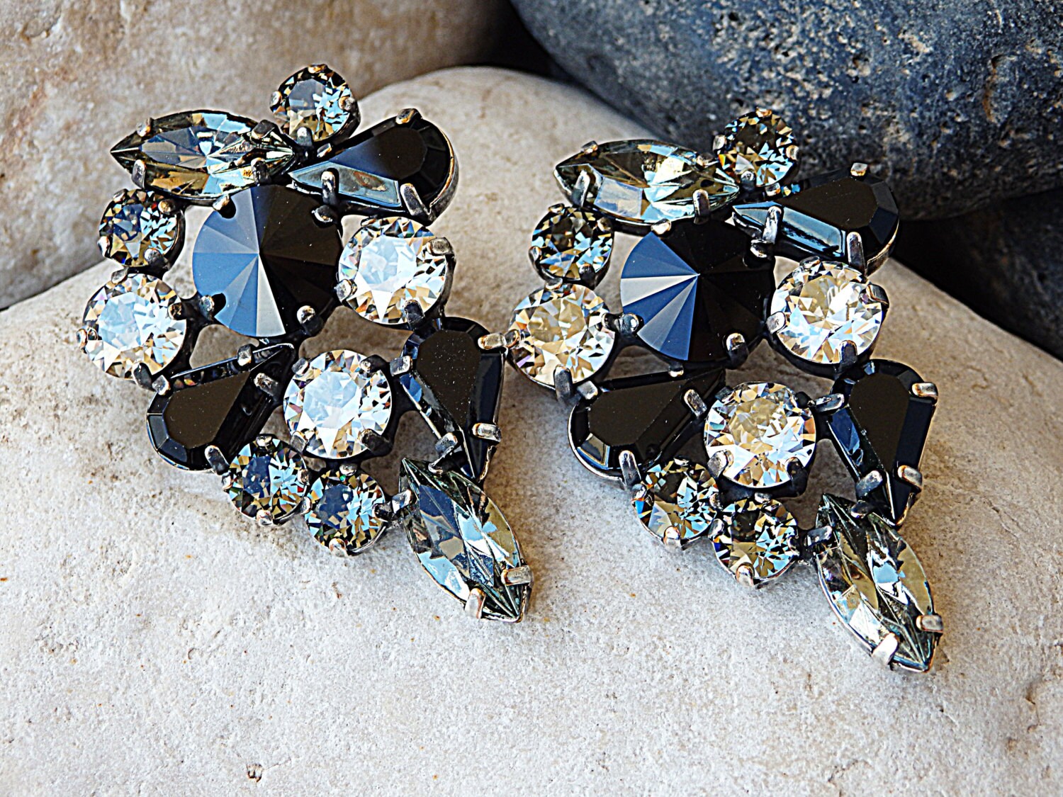 Multi Stein-Cluster-Bolzen-Ohrringe. Schwarz & Weiß Ohrringe. Große Elegante Ohrstecker. Cocktail-Ohrringe. Statement Ohrringe von rebekajewelry