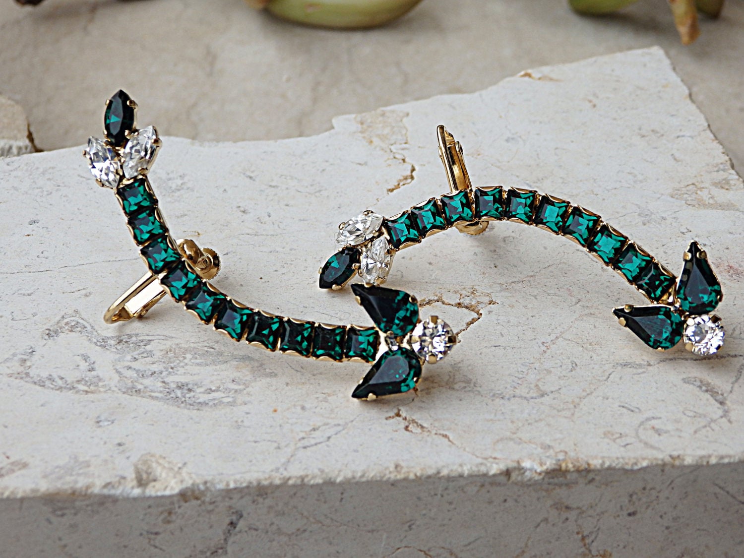 Ohr Kletterer, Ohrringe, Brautjungfer, Einzigartiges Geschenk. Smaragdgrüne Ohrringe. Braut Bold Kletternde Blatt-Ohrring von rebekajewelry