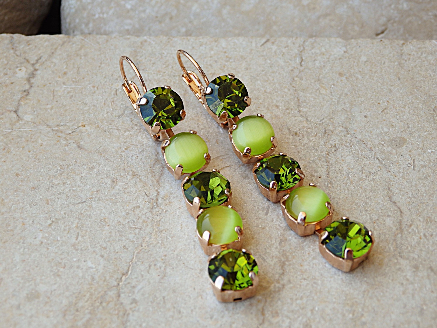 Olivgrün Ohrstecker Ohrringe. Grüne Kristall Baumeln Ohrringe, Lange Vergoldete Grün Halo Ohrringe Geschenk von rebekajewelry