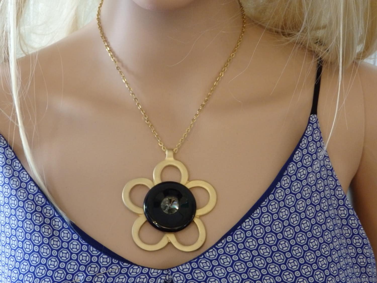 Onyx-Halskette, Schwarzer Onyx Halskette, Blumen-Halskette, Schwarzgold-Anhänger, Statement-Halskette, Edelstein-Halskette, Boho-Halskette Mit von rebekajewelry