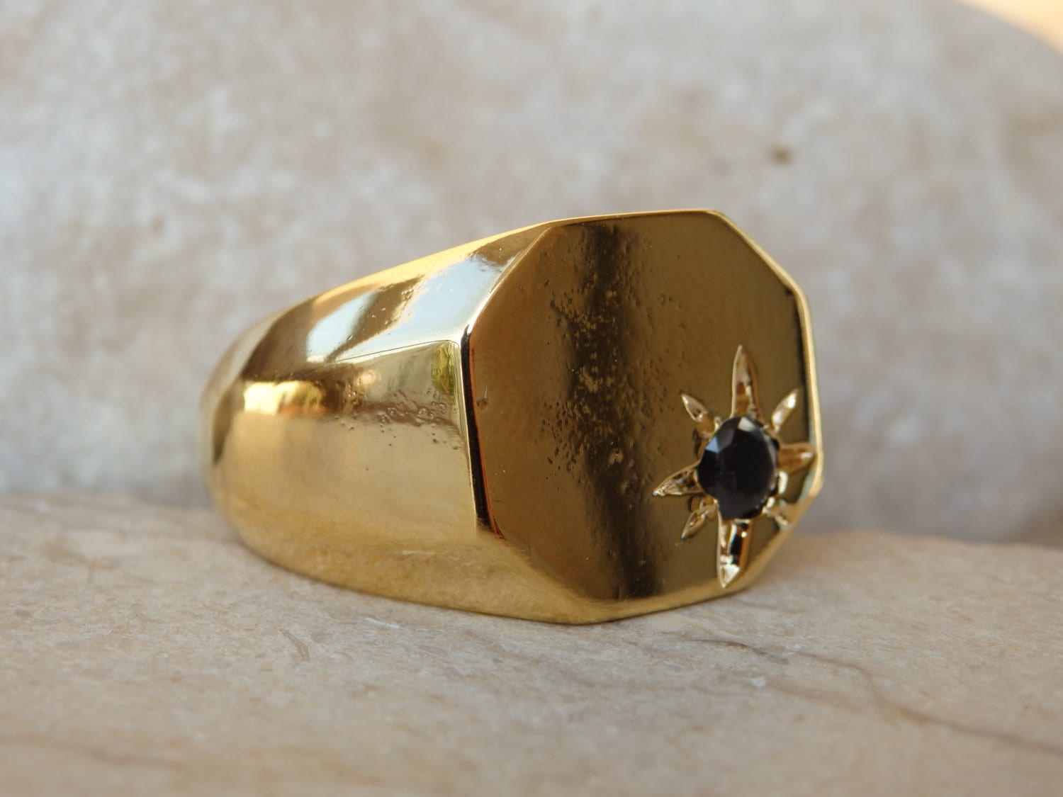 Gold Filled Oktagon Onyx Siegelring, Stern Detail von rebekajewelry