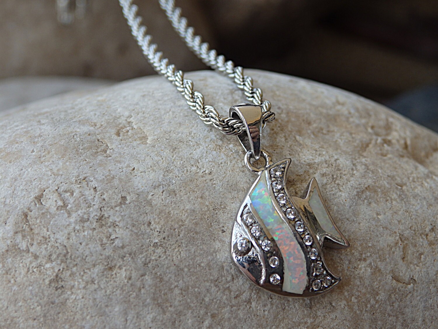 Opal Fisch Halskette. White Ocean Und Zirkonia Feuer 925 Sterling Silber Good Luck Halskette von rebekajewelry