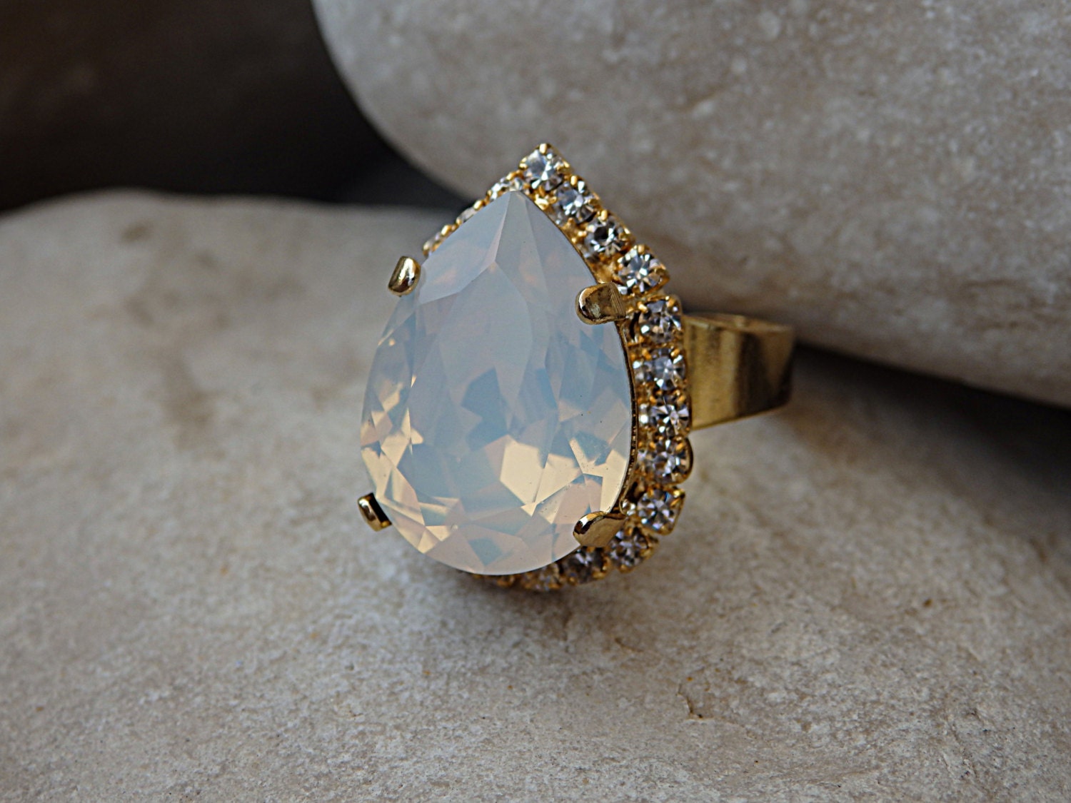 Opal Kristall Ring, Verstellbarer Teardrop Vergoldeter Statement Weißer Kristallring, Edelstein Strass Ring Für Frauen von rebekajewelry