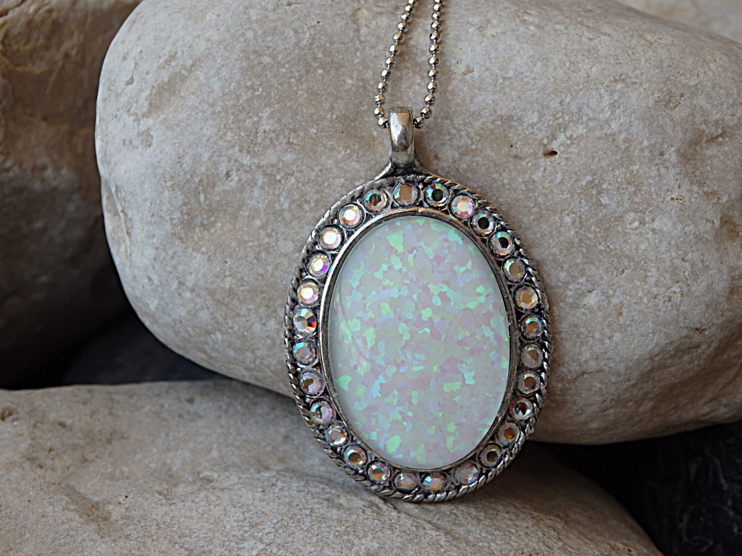 Opal Und Pave Halskette, Silber Weiße Oval Weißer Feueropal Anhänger, Ab Kristall Mit Schmuck von rebekajewelry