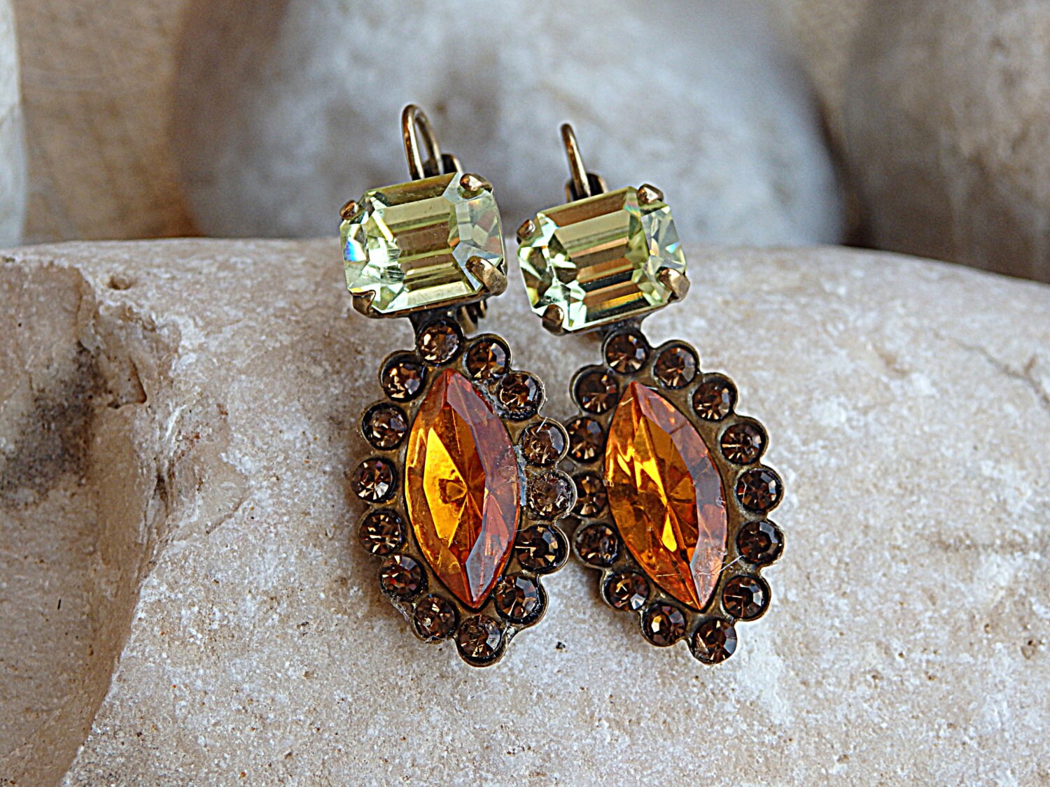 Orange Halo Ohrringe, Messing & Kristall Oval Tangerine Tropfen Gelb Baumeln von rebekajewelry