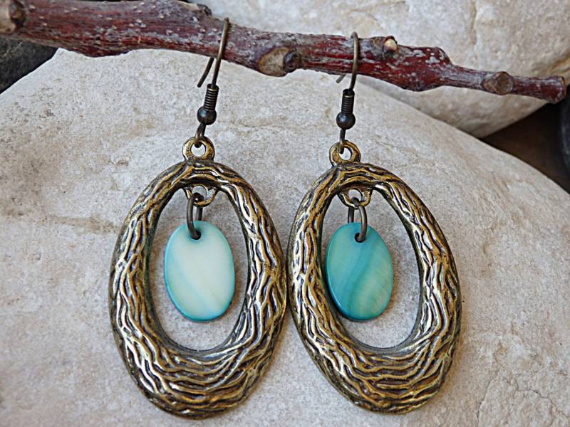 Boho Messing Oval Ohrringe Strukturierter Grüner Stein von rebekajewelry