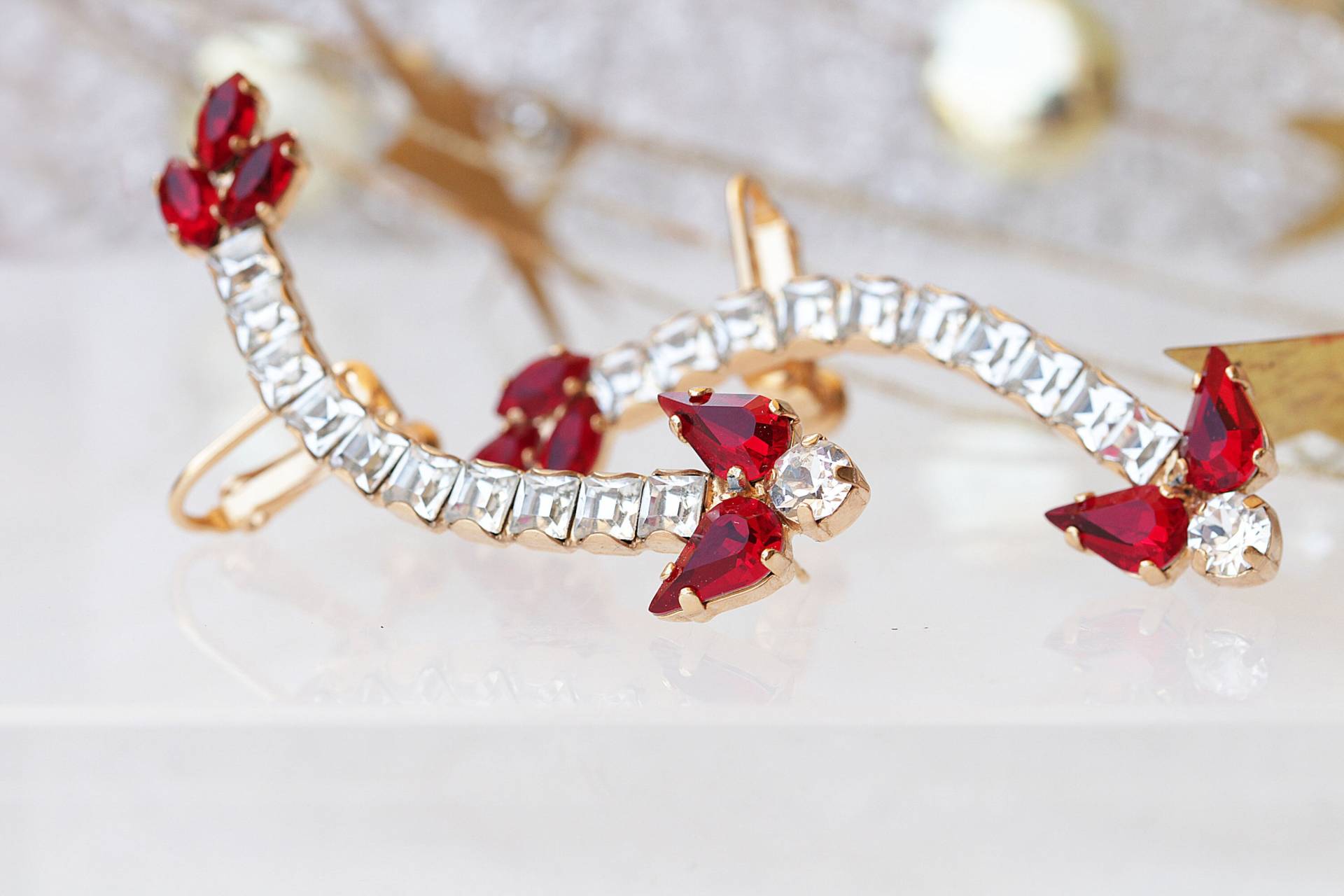 Red Ear Climber, Ohrkriecher, Frauen Ohrringe, Feminine Rubin Kristall Braut Halo Klettern, Ohr Vines von rebekajewelry