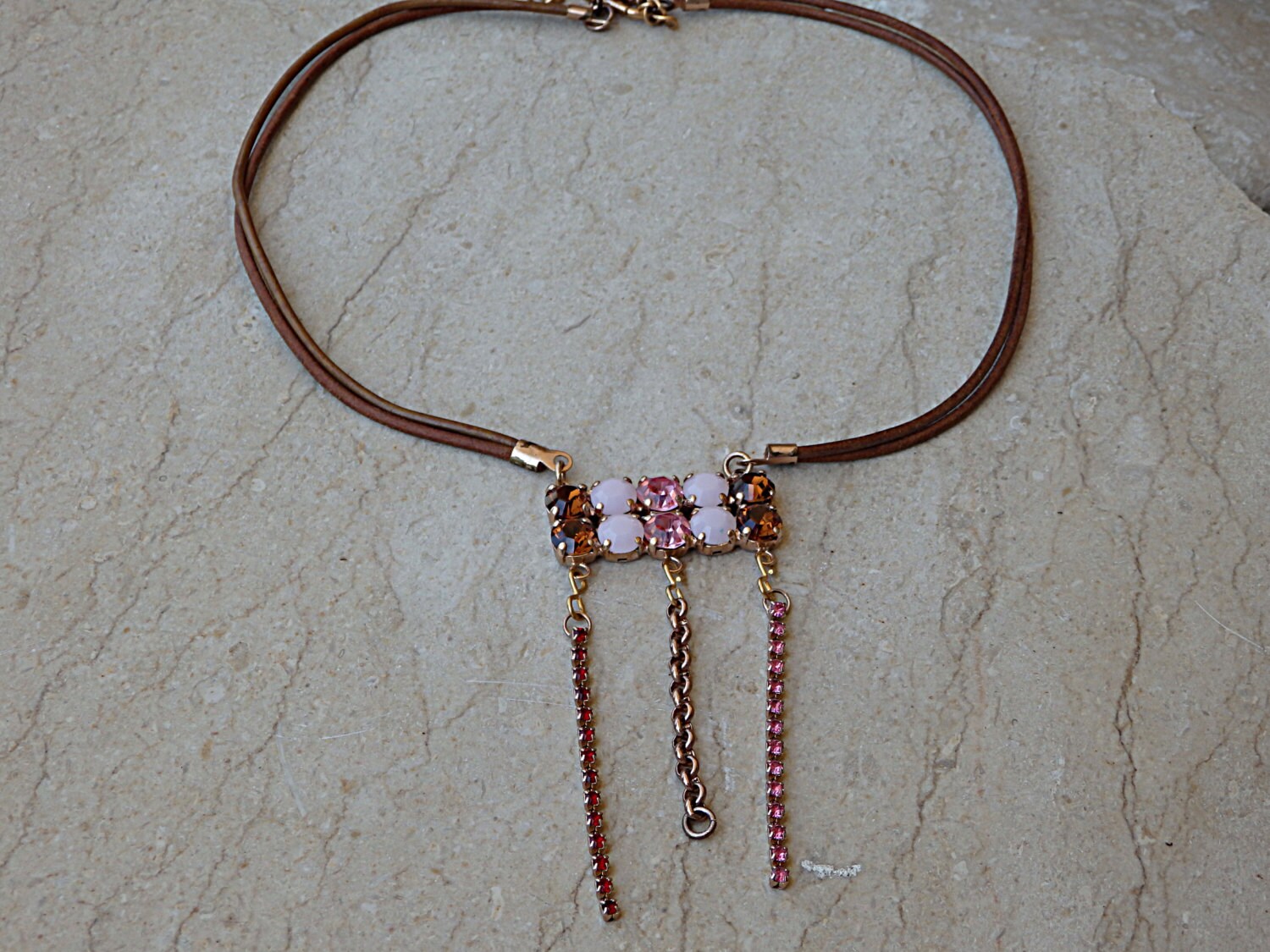 Rosa Braune Kristallhalskette, Braune Lederkette, Lederkette & Roségold Anhänger, Rosa Kristallkette, Boho Fransenhalskette Geschenk von rebekajewelry