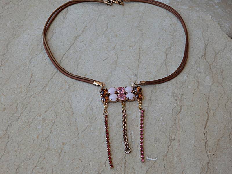 Rosa Braune Kristallhalskette, Braune Lederkette, Lederkette & Roségold Anhänger, Rosa Kristallkette, Boho Fransenhalskette Geschenk von rebekajewelry