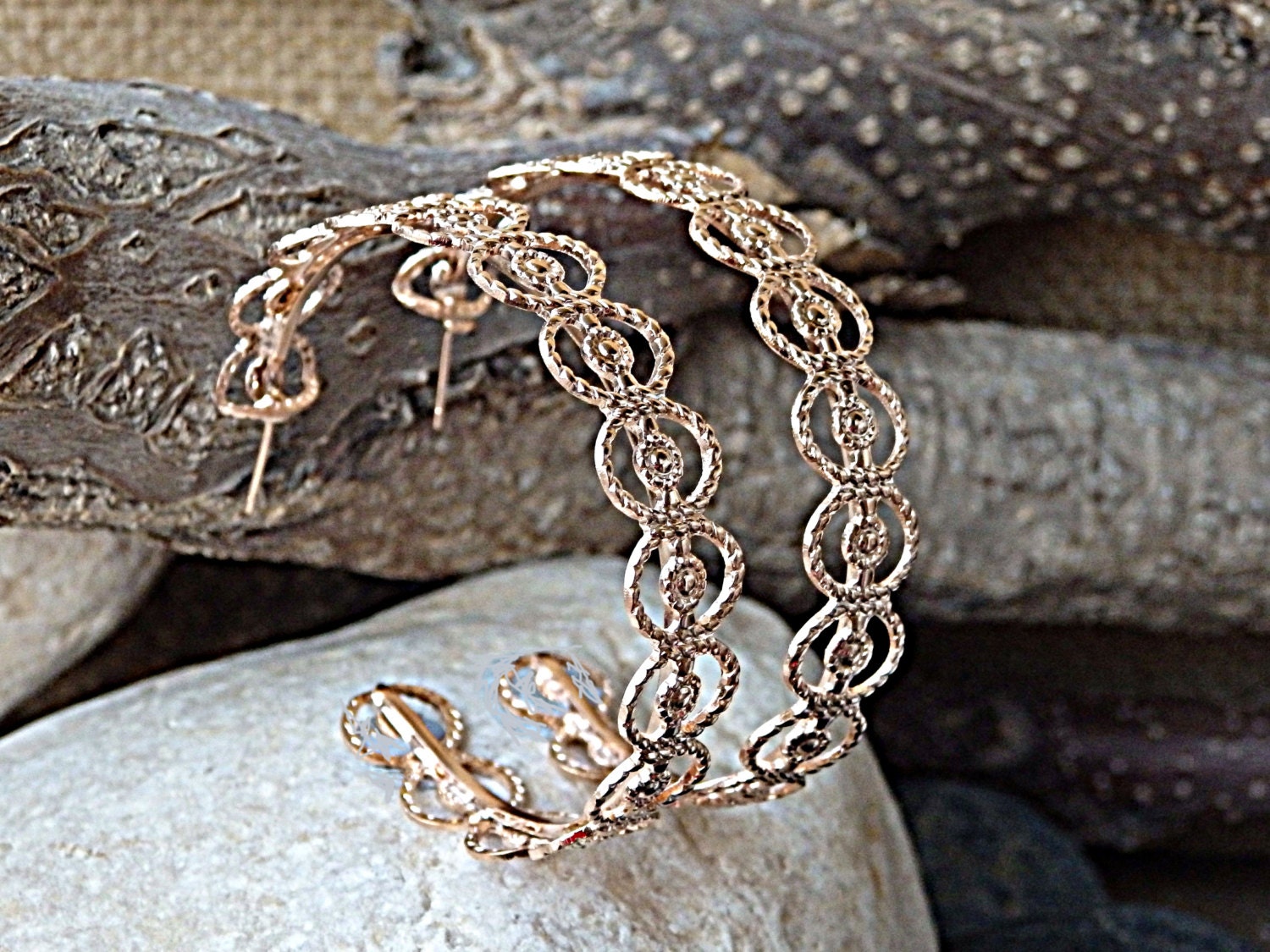 24K Rose Gold Überzogene Halbe Hoop-Ohrringe, Kreis-Textur von rebekajewelry