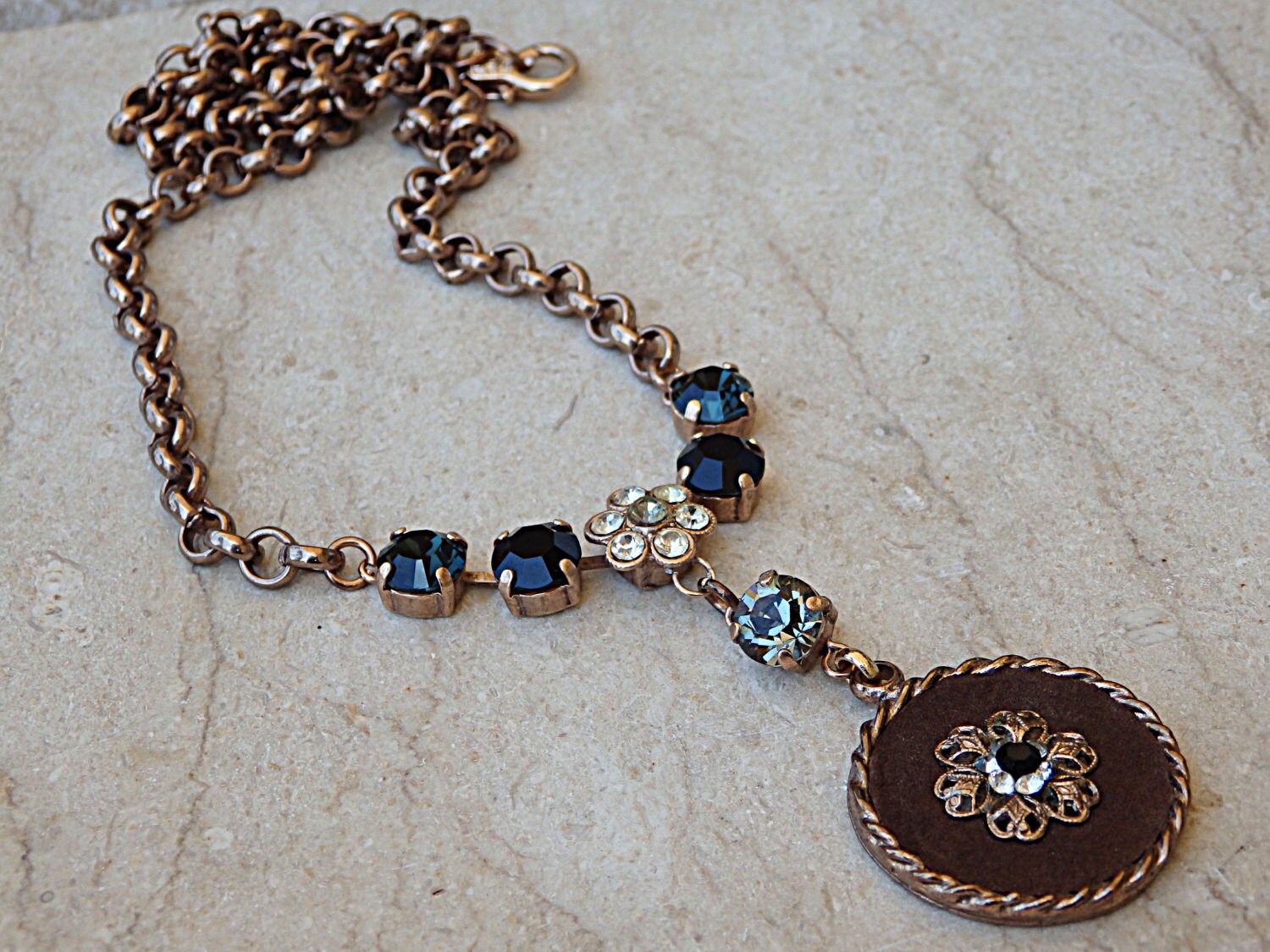 Rose Gold Leder Anhänger Halskette Schwarzer Kristall Brautschmuck von rebekajewelry