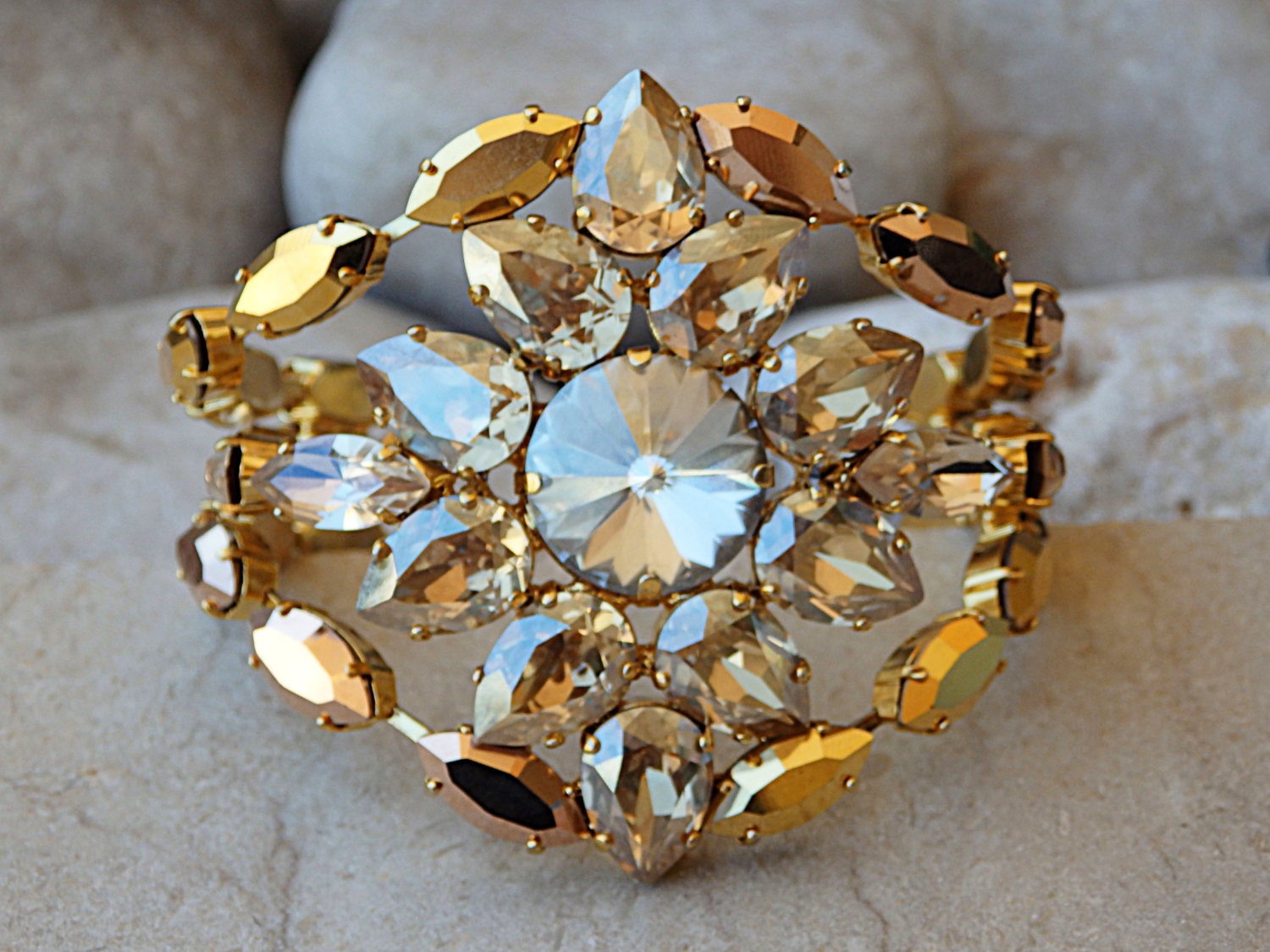 Rose Gold Armband, Echte Kristall Hochzeit Armreif Big Blume Braut Champagner Statement Armband von rebekajewelry