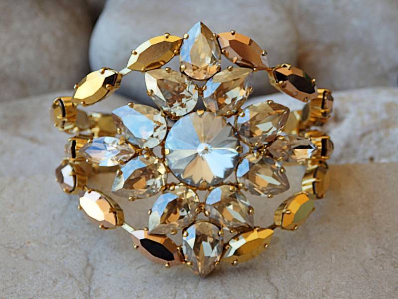 Rose Gold Armband, Echte Kristall Hochzeit Armreif Big Blume Braut Champagner Statement Armband von rebekajewelry