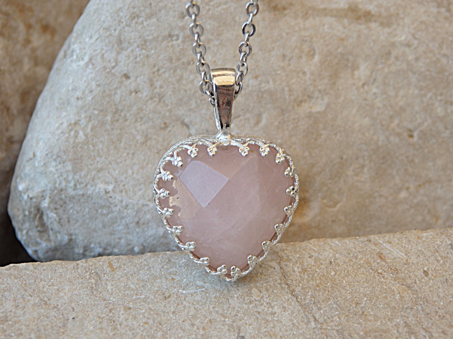Rosenquarz-Herz-Halskette, Sterlingsilber-Herz-Anhänger, Herzförmige Halskette, Rosa Edelstein-Herz-Halskette, Quarz-Schmuck von rebekajewelry