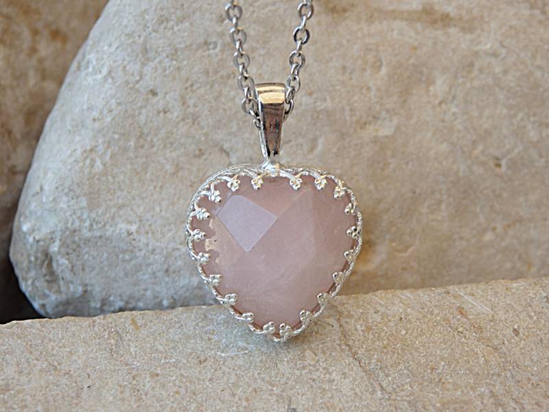 Rosenquarz-Herz-Halskette, Sterlingsilber-Herz-Anhänger, Herzförmige Halskette, Rosa Edelstein-Herz-Halskette, Quarz-Schmuck von rebekajewelry