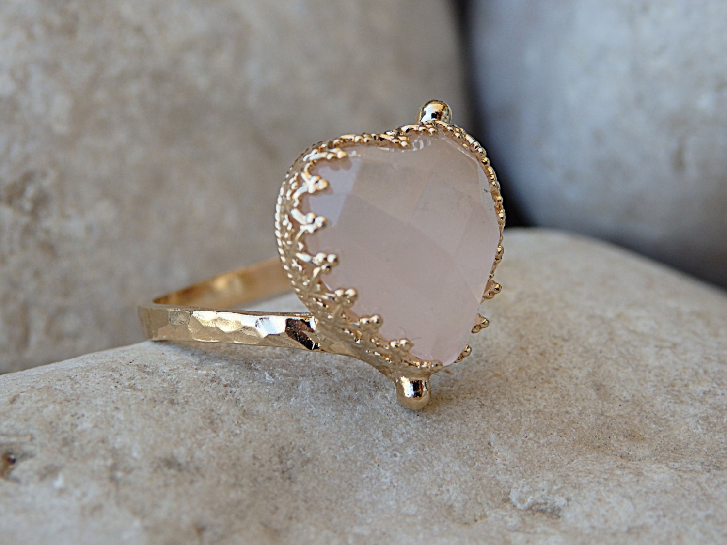 14K Gold Gefüllter Rosenquarz-Herz-Ring, Jahrestagsgeschenk von rebekajewelry