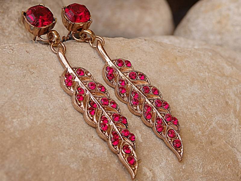 Rote Kristall Feder Ohrringe Rose Gold Burgund Blatt Schmuck von rebekajewelry