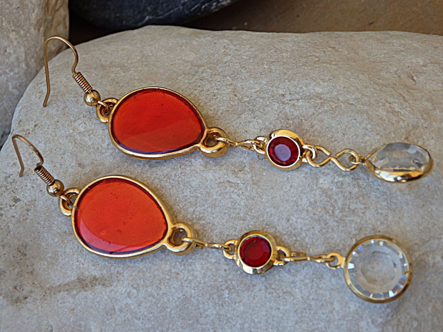 Rot Rubin Tropfen Ohrringe, Gold Teardrop Baumeln Klar Kristall Emaille Ohrringe von rebekajewelry