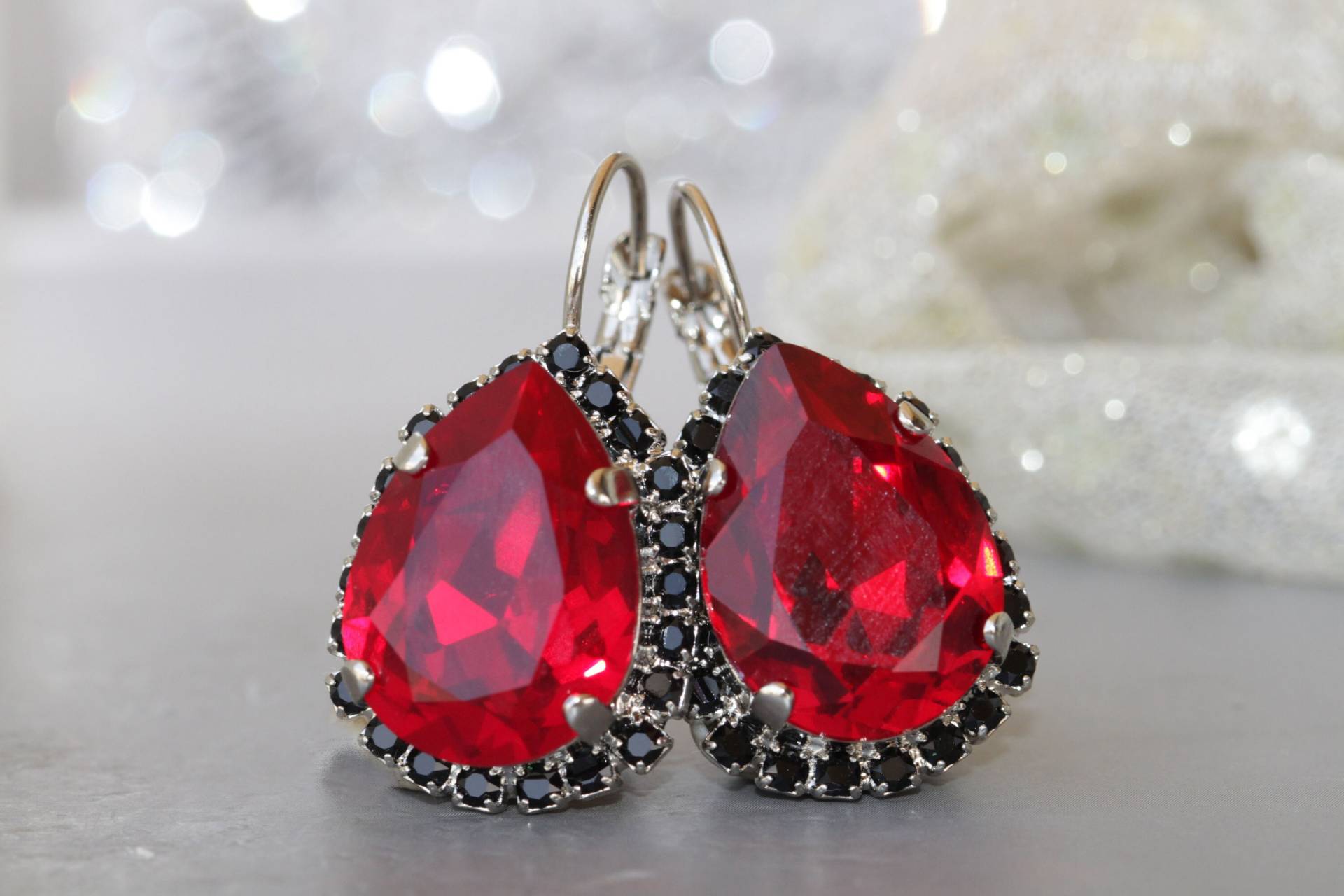 Rote Kristall Ohrringe Rubin Und Schwarze Brisur von rebekajewelry