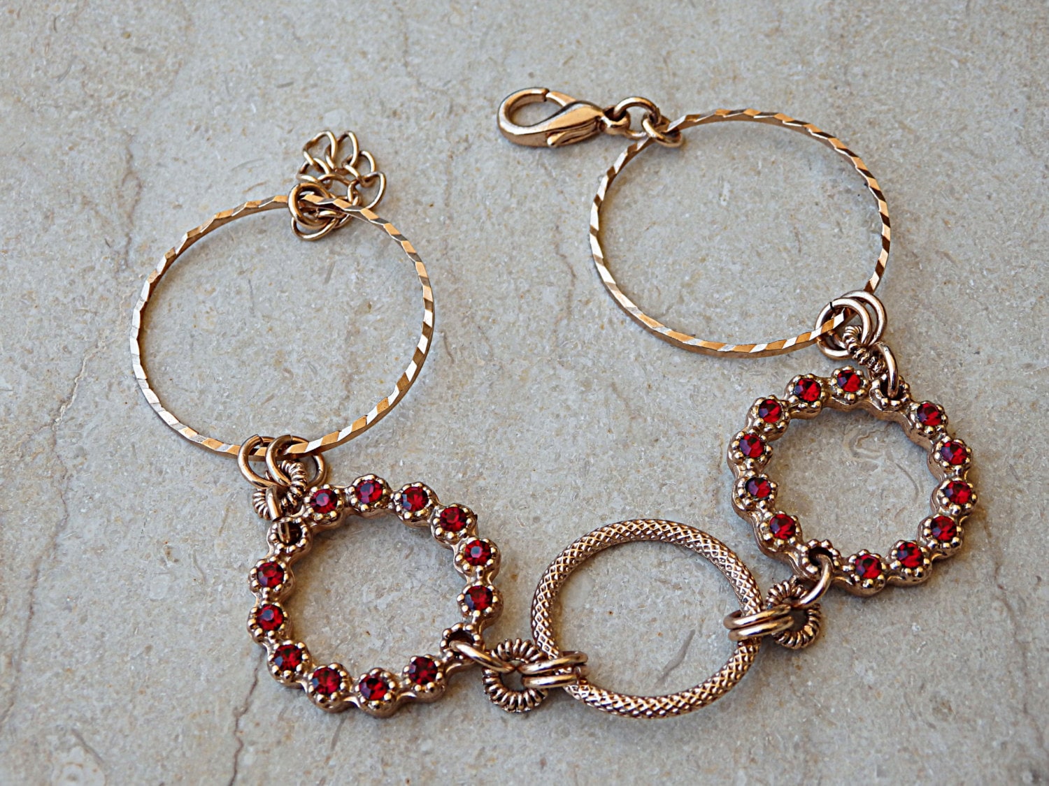 Red Garnet Armband, Roségold-Armband, Roter Rubin-Gliederarmband, Boho Frau Armband Creolen, Brautschmuck, Brautjungfer Geschenk Red Garnet Armband, Roségold-Armband, Roter Rubin-Gliederarmband, Boho Frau Armband Creolen, Brautschmuck, Brautjungfer Geschenk von rebekajewelry