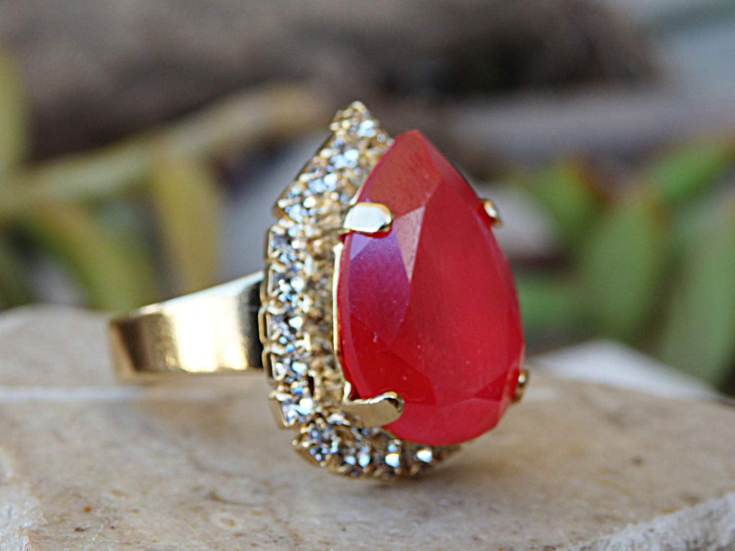 Rubin Ring, Roter Rote Koralle Kristallring, Strass Brautjungfer Schmuck, Cocktail Gold Farbe, Verstellbarer Ring von rebekajewelry