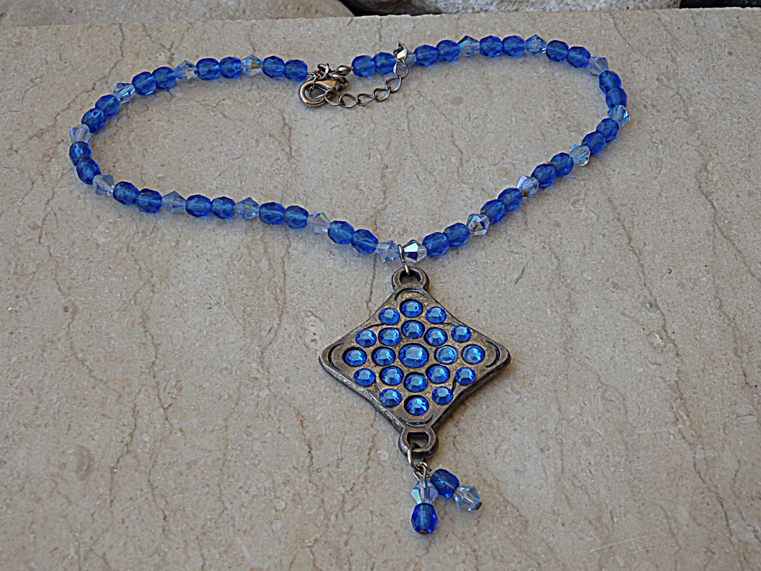 Saphire Kette, Royal Blau Halskette. Halskette, Halskette Mit Anhänger. Blaue Brautschmuck, Perlen Frau Saphire Kette, Royal Blau Halskette. Halskette, Halskette Mit Anhänger. Blaue Brautschmuck, Perlen Frau von rebekajewelry