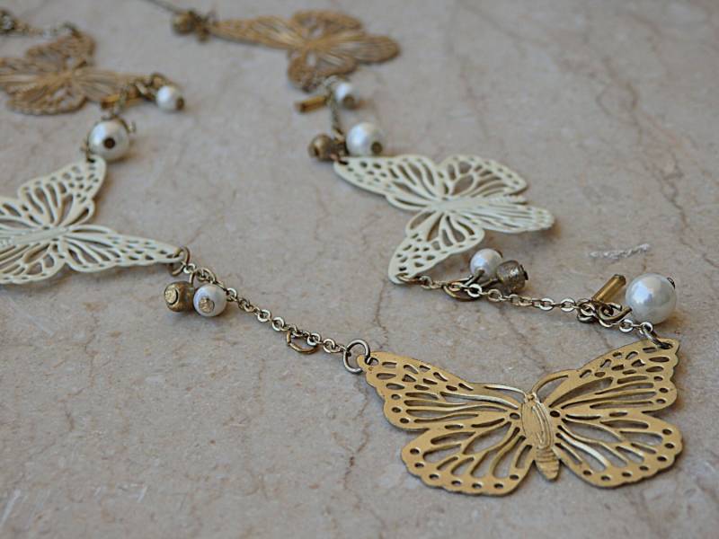 Schmetterling Form Halskette. Halskette Aus Perlen Und Emaille. Weiße Perlenkette. Lange Schmetterlingskette. Gold Weiß Schmuck. Lange Schmetterling Form Halskette. Halskette Aus Perlen Und Emaille. Weiße Perlenkette. Lange Schmetterlingskette. Gold Weiß Schmuck. Lange von rebekajewelry