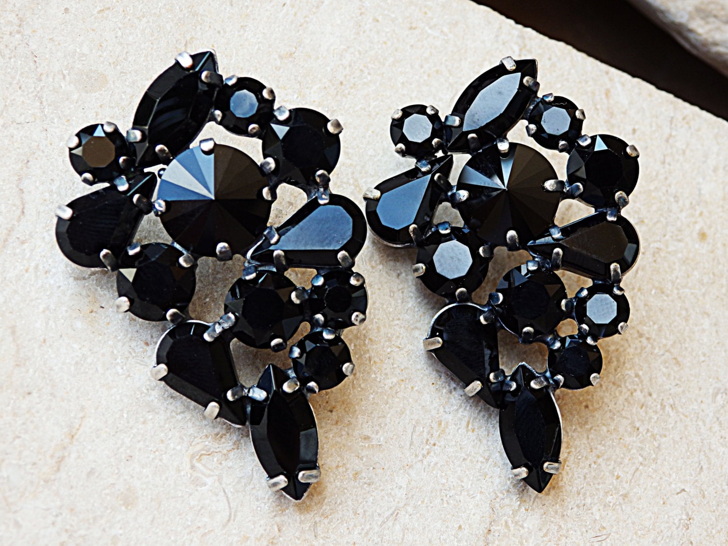 Schwarze Trauben Ohrringe. Große Cocktail-Ohrstecker. Formelle Ohrringe, Traube, Steine Besetzt von rebekajewelry