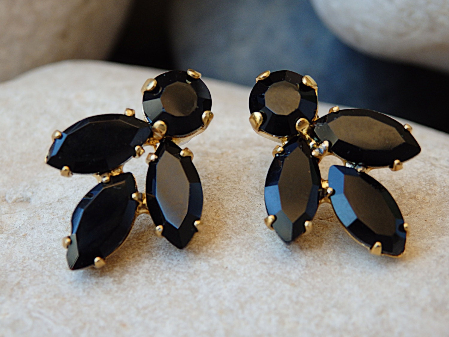 Schwarze Kristallohrringe, Schwarze Ohrstecker, Abendohrringe, Ohrringe, Cluster-Ohrringe, Ohrstecker von rebekajewelry