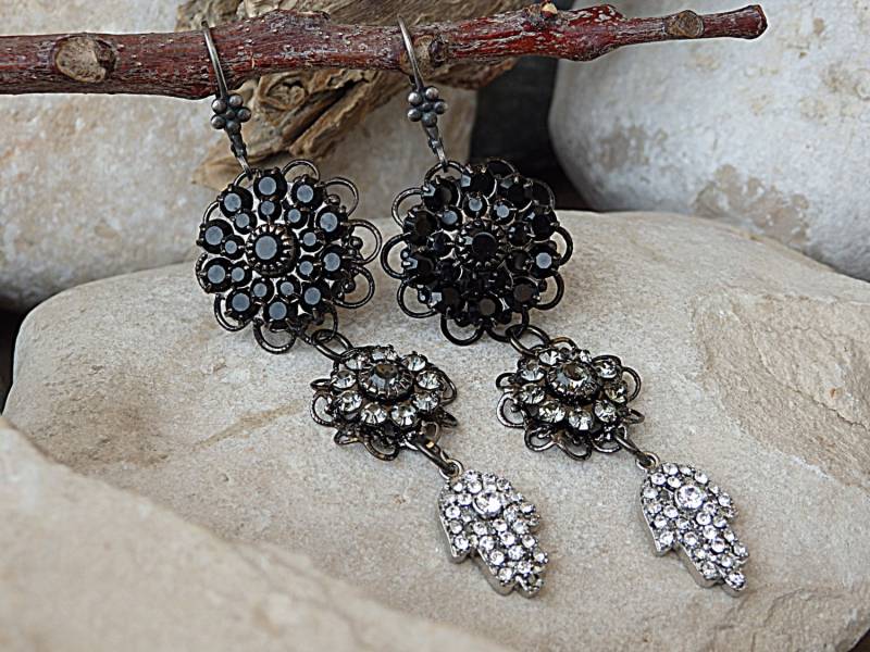 Schwarze Kristallohrringe Mit Klaren Kristall Hamsa Ohrringen. Hand Of Luck Ohrringe. Glücks-Schutz-Hand Schwarze Kristallohrringe Mit Klaren Kristall Hamsa Ohrringen. Hand Of Luck Ohrringe. Glücks-Schutz-Hand von rebekajewelry