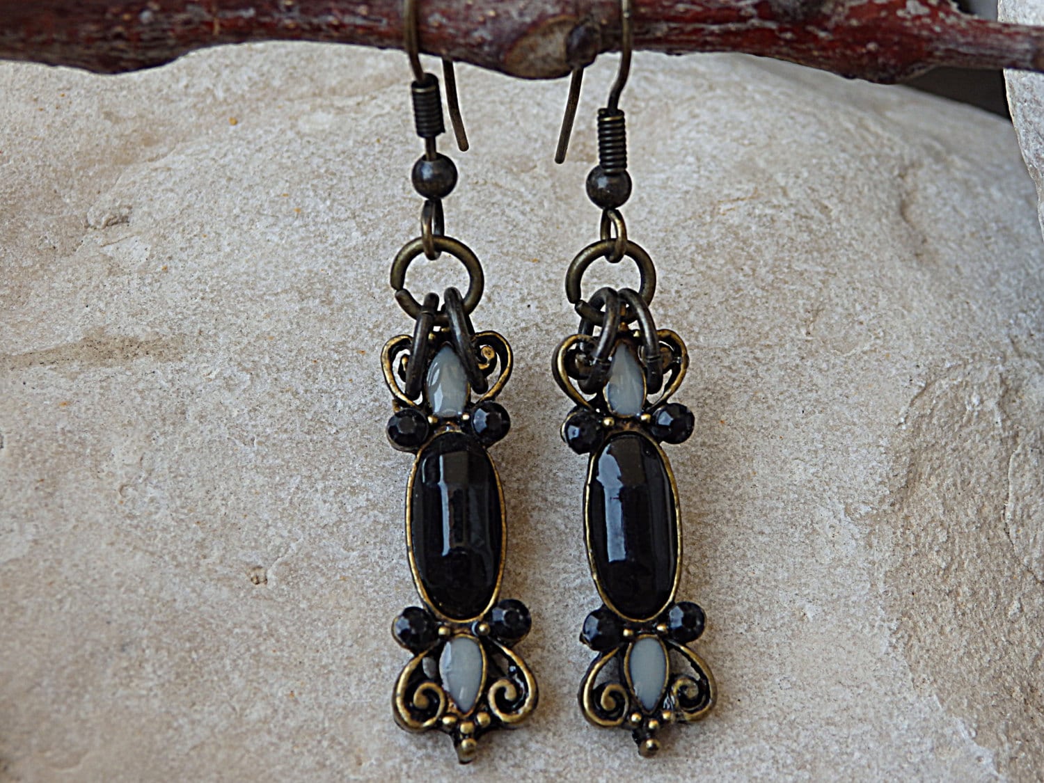 Schwarze Onyx Messing Bar Ohrringe Mit Kristallen von rebekajewelry