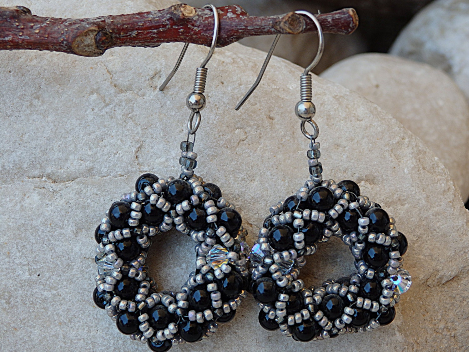 Schwarz Perlen Ohrringe, Ohrringe. Gewebte Creolen. Silberne Handgefertigte Schwarz Silber Tropfen Ohrringe von rebekajewelry