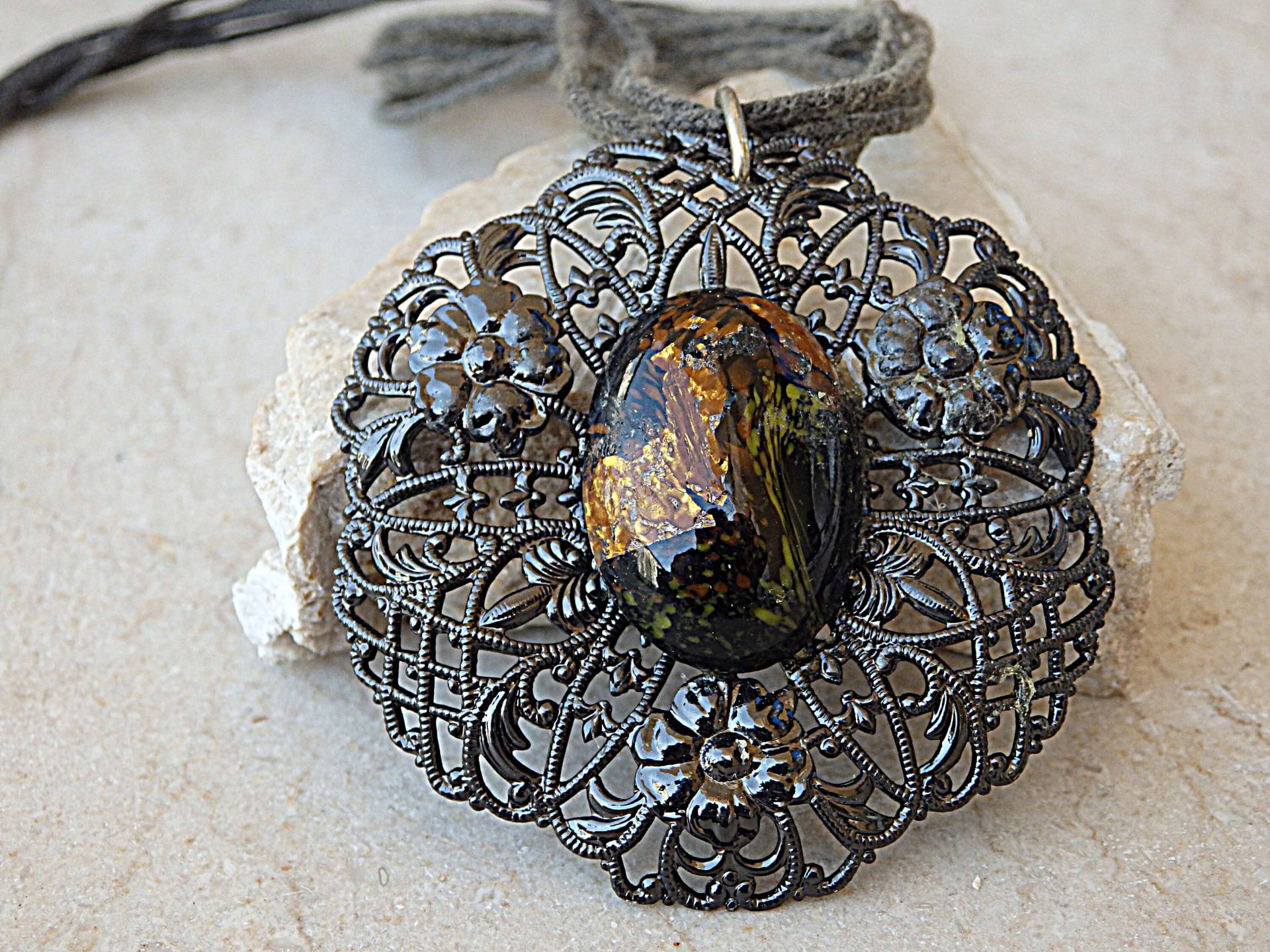 Schwarze Kordel Halskette, Großer Anhänger, Boho Kette, Kurze Leder Glas Steampunk Halskette von rebekajewelry