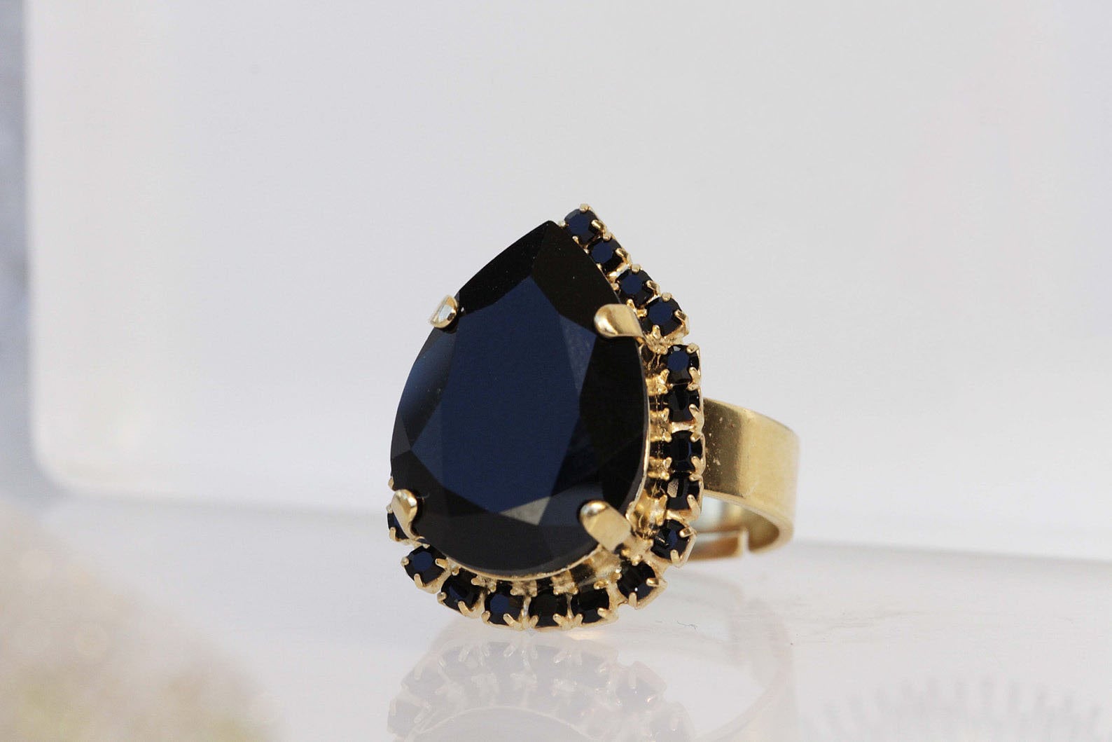 Schwarzer Steinring, Schwarzer Tropfenring, Abend-Cocktailring, Schwarz Und Goldring, Pave-Ring, Ring Für Frauen, Jet Schwarz von rebekajewelry