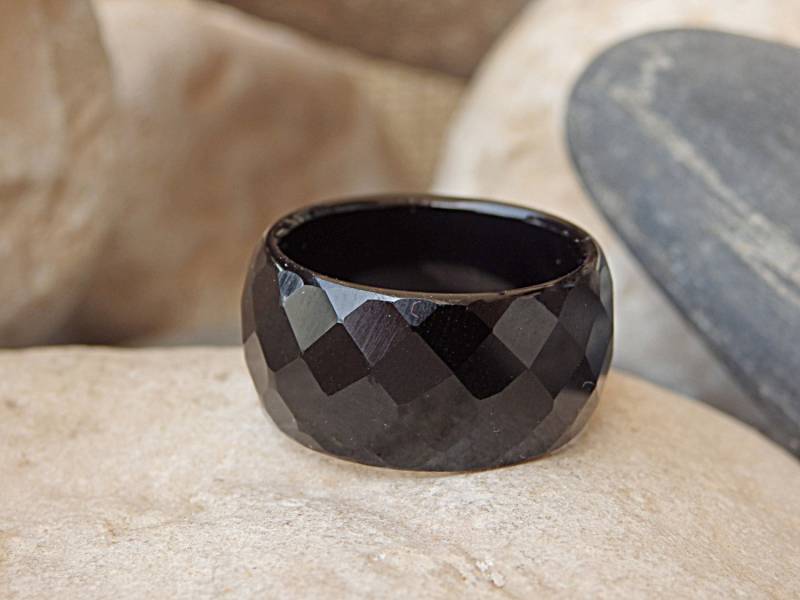 Schwarzer Achat Ring, Großes Schwarzes Bandring, Dicker Klobiger Männer Schwarzer Frauen Edelsteinband, Stapelsteinring von rebekajewelry