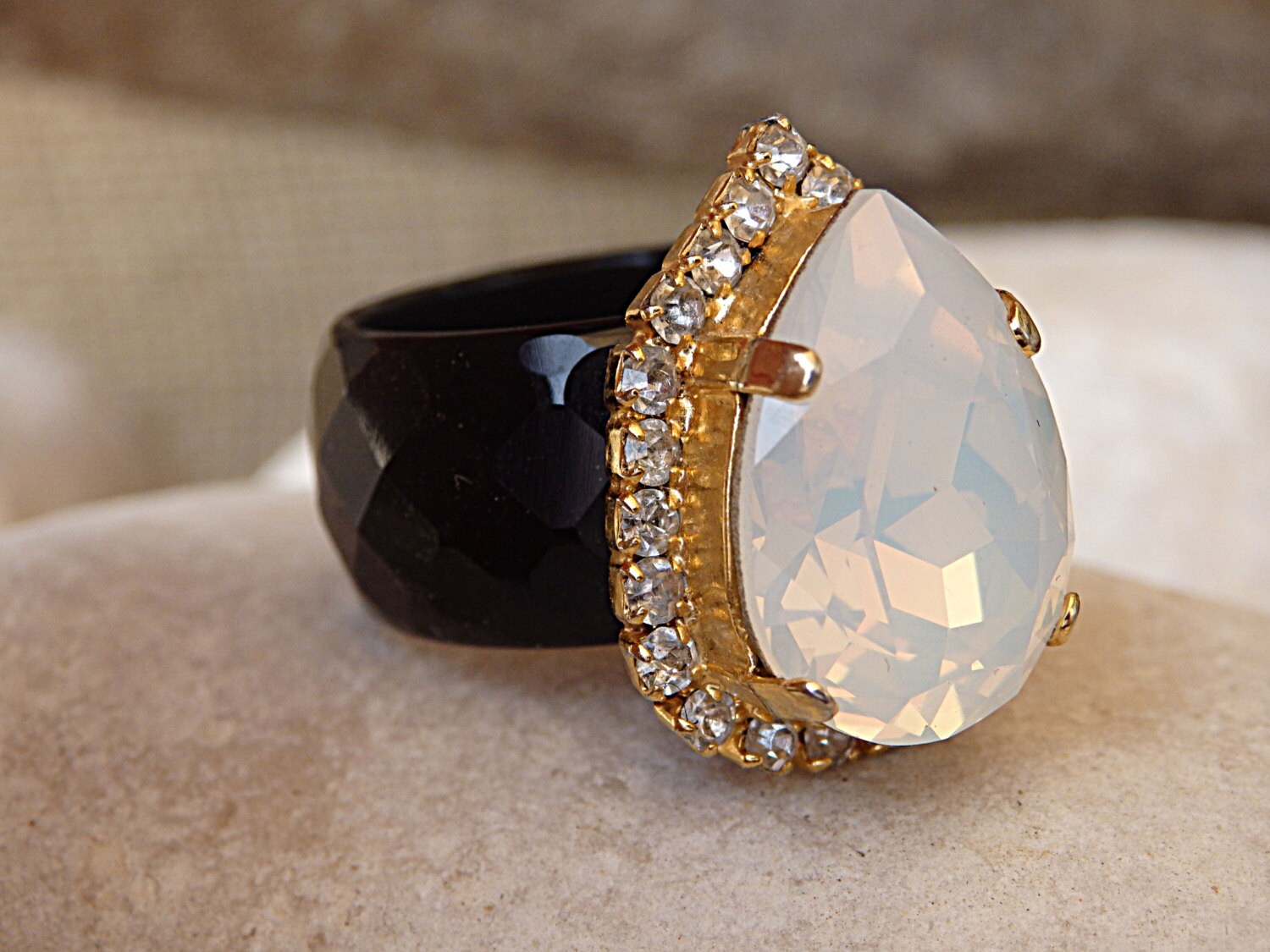 Frauen Schwarzes Band Mit Opal Teardrop Ring, Weißer Großer Gold Schwarzer Achatring, Edelsteinring Frauen Schwarzes Band Mit Opal Teardrop Ring, Weißer Großer Gold Schwarzer Achatring, Edelsteinring von rebekajewelry