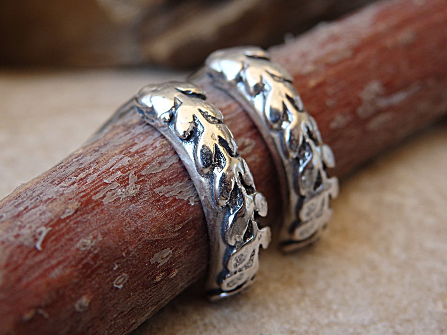 Silberne Creolen, Creolen Ohrstecker, Halbe 925 Sterling Silber Blätter Ohrstecker von rebekajewelry