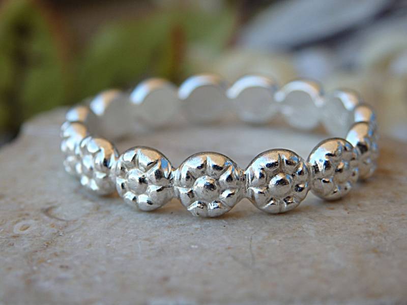 Silber Ehering. Weiße Blumen Ring. Zierlicher Florale Ringe. Ehering, Dünner Silberring. Gehämmert Ring von rebekajewelry