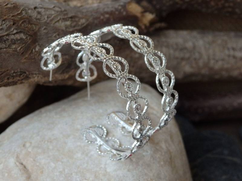 Versilberte Creolen, Strukturierte Oversized Creolen | 5, 2 cm von rebekajewelry